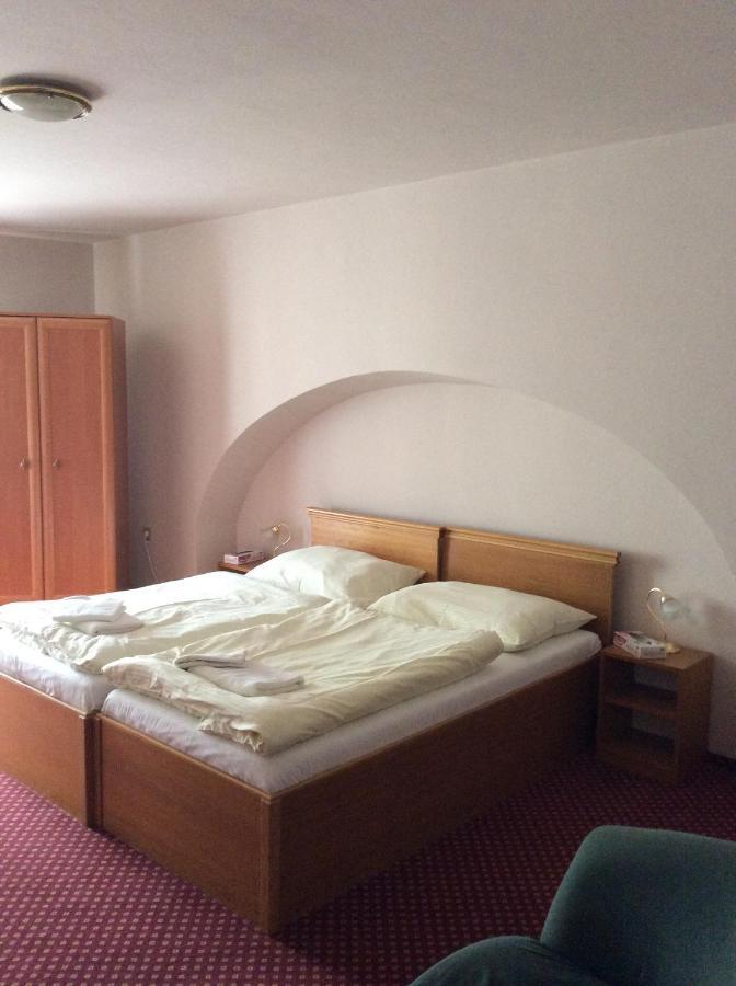 Hotel U Zlateho Andela Pardubice Buitenkant foto