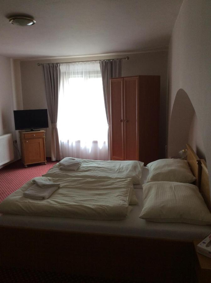 Hotel U Zlateho Andela Pardubice Buitenkant foto