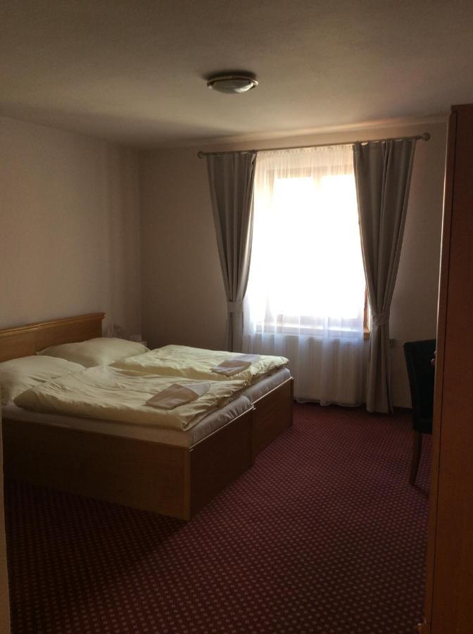Hotel U Zlateho Andela Pardubice Buitenkant foto